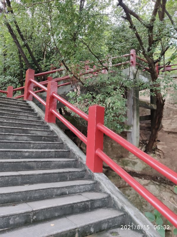 老人莫去风雨桥，平坦大道更牢靠