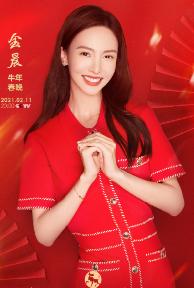 31岁金晨穿短裙秀纤细长腿，跪在沙发凹出S型曲线，性感又撩人