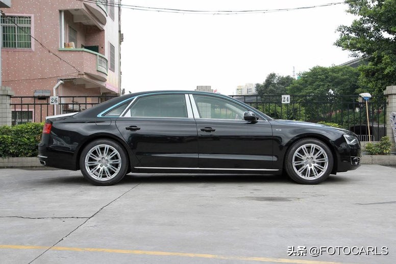 奥迪A8L 6.3L W12版实拍，别在它面前说霸气，售价250万的灭霸