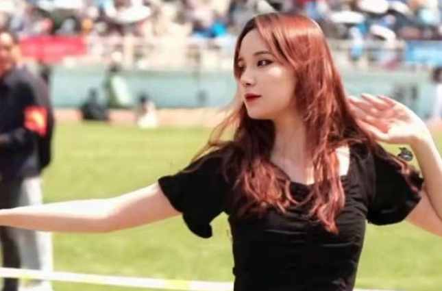 穿黑色裤袜“运动媛”，学校赛跑拿第一反被骂，校友澄清事情反转