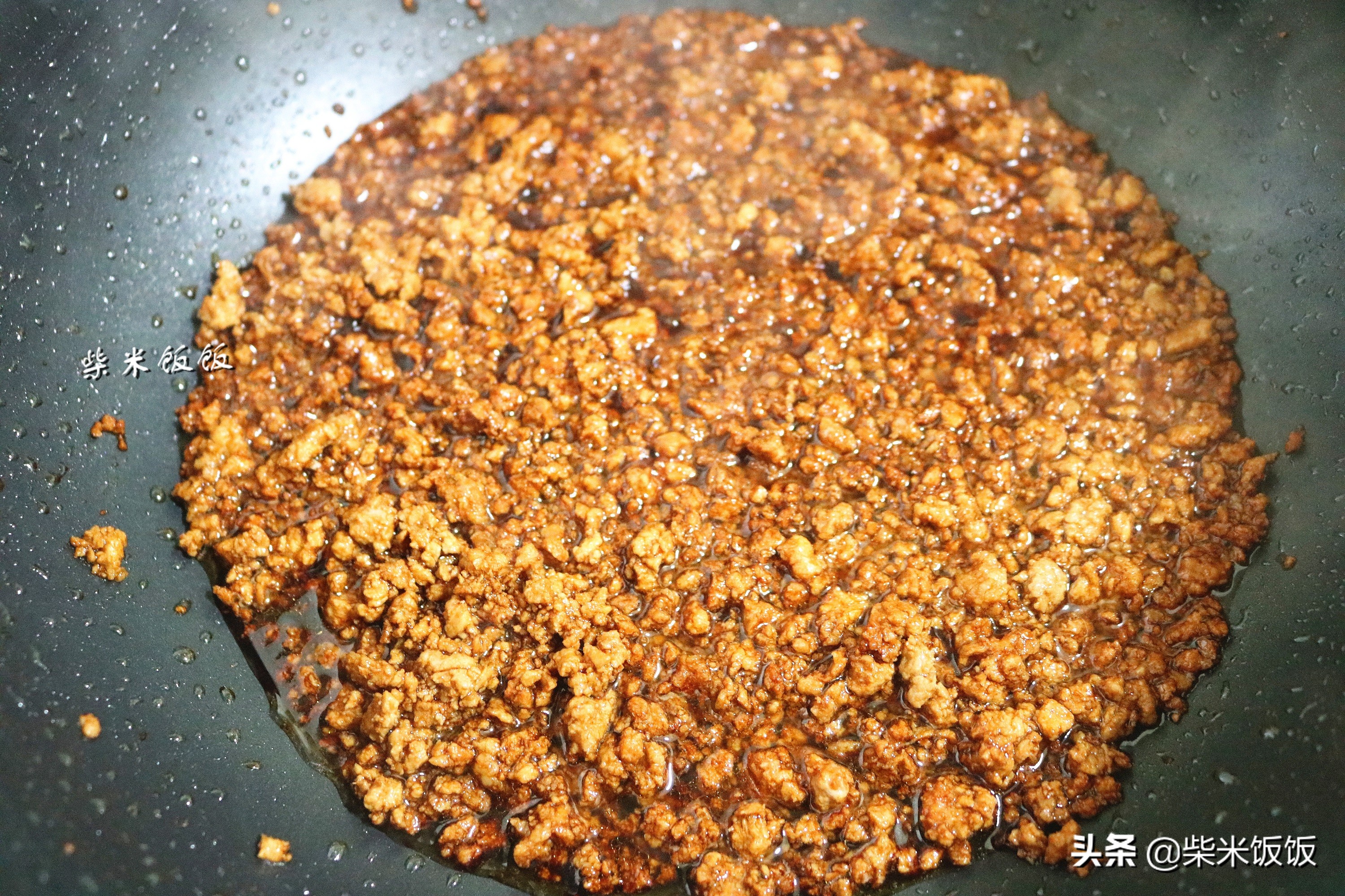 我家吃烧麦从不买，这做法简单，捏一捏10分钟出锅，4个不够吃