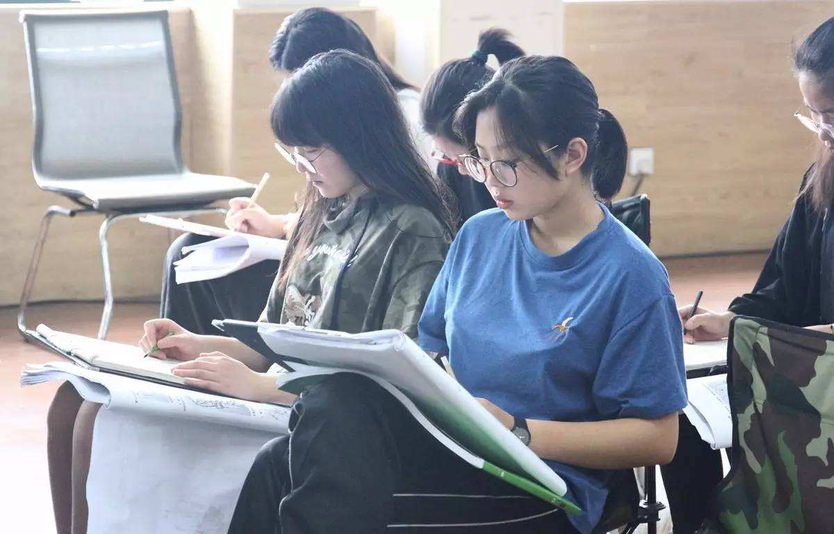 厦门大学嘉庚学院学费（这4类高校每年学费动辄过万）