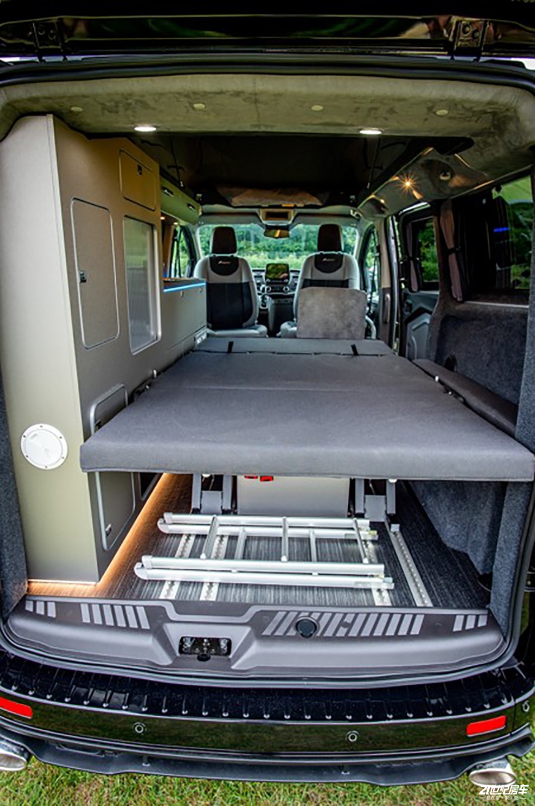 打个样?全身黑化运动套件,这样改装的福特房车够酷炫