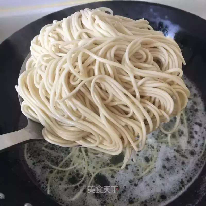 零难度的炒面做法！筋道又入味，吃起来超过瘾～