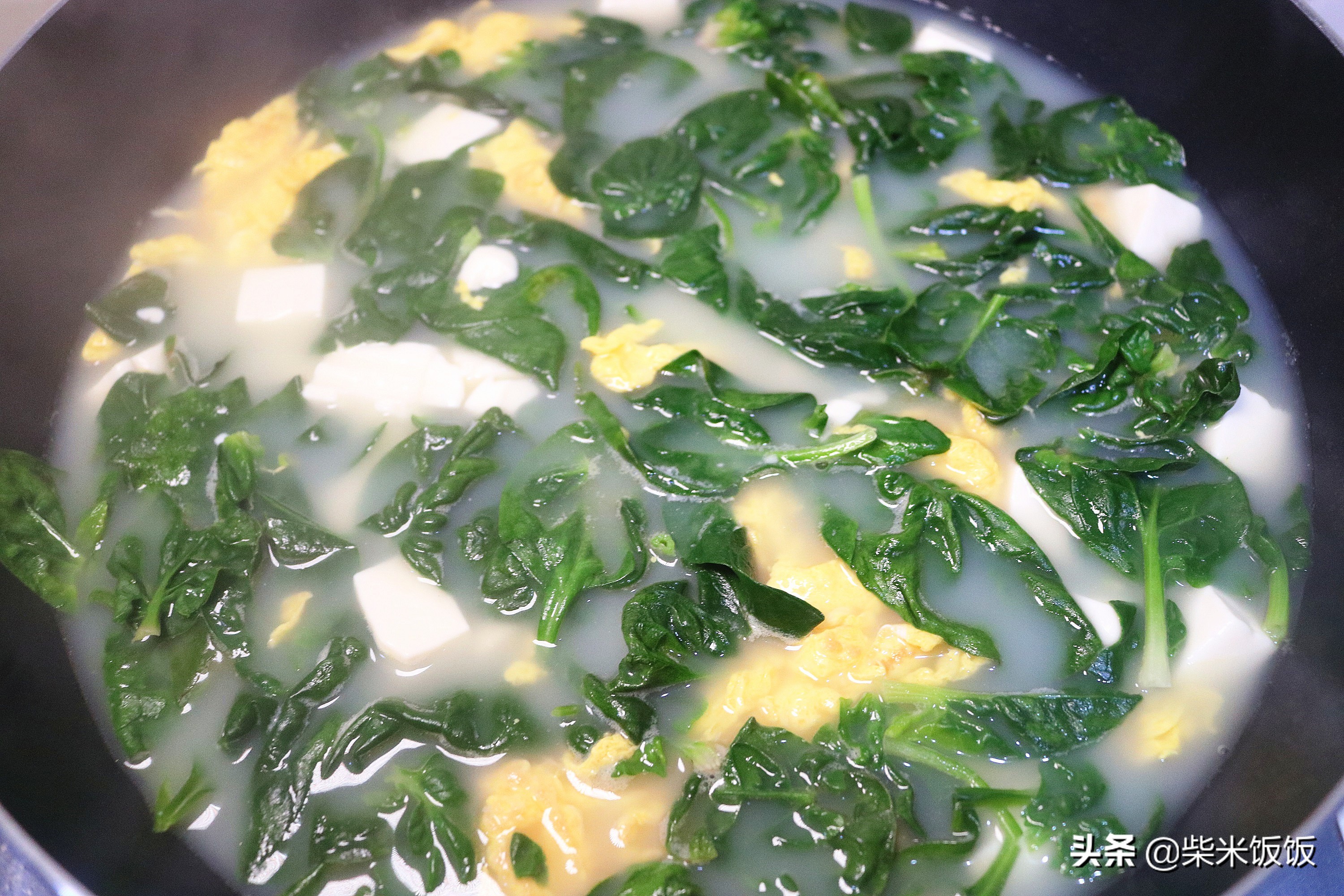 菠菜豆腐汤，加这食材一起炖，汤白味鲜，只放盐就很好喝