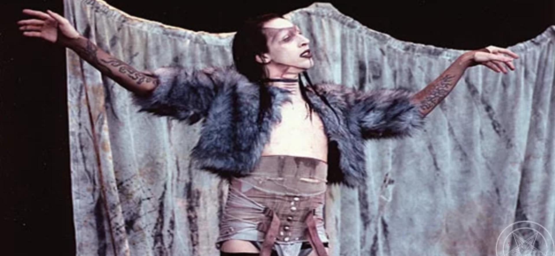 玛丽莲·曼森原名布莱恩·修·华纳,他热爱展现自己戏剧性的那一面,也