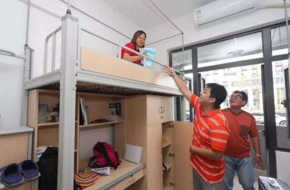 大学四人间应该怎么选床位，靠窗好还是靠门好？寝室阿姨传授经验