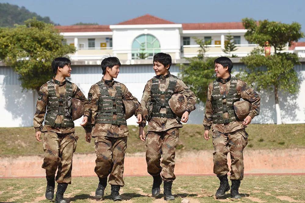 军营版“迪丽热巴”！又美又飒！网友：果然好看的都上交部队了