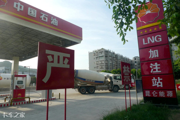 国六阶段买LNG重卡划算吗？和柴油车比有啥区别？老司机帮你指点