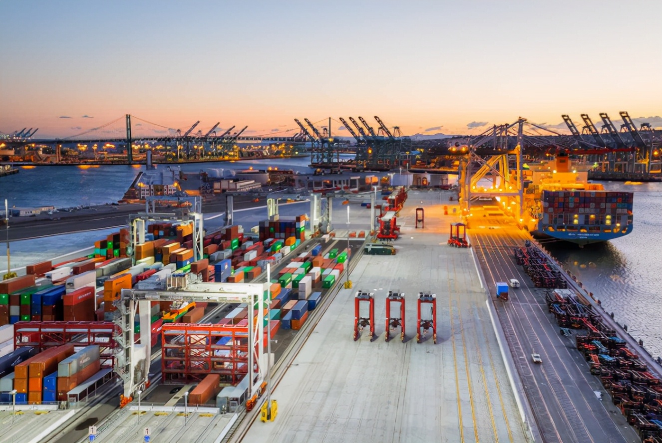 1992年上海浦东新区成立,杭州和上海的对外贸易生意身份兴隆,陈小英