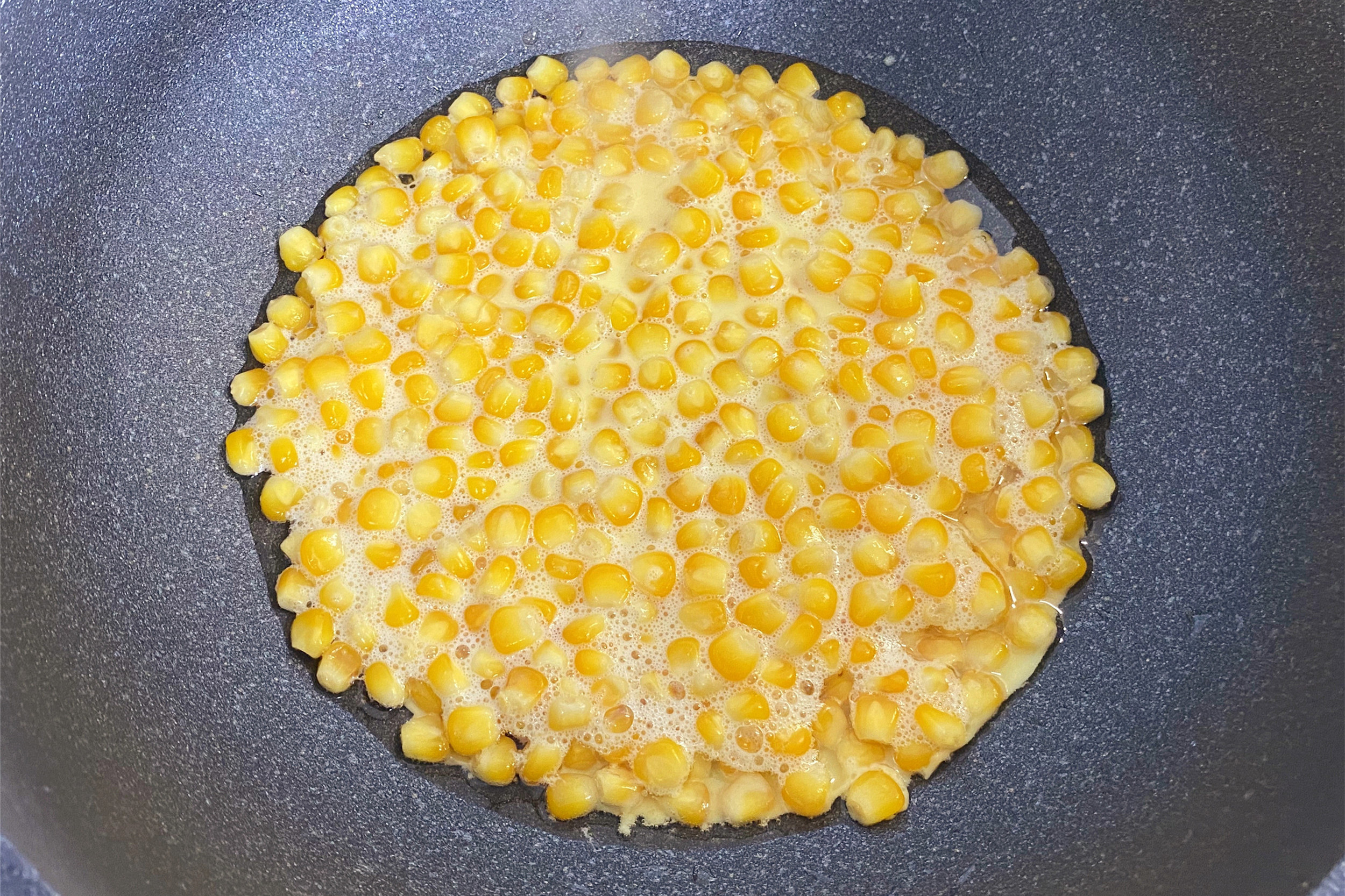 玉米别煮着吃了，在家随手做成饼，软糯香甜，孩子直夸好吃