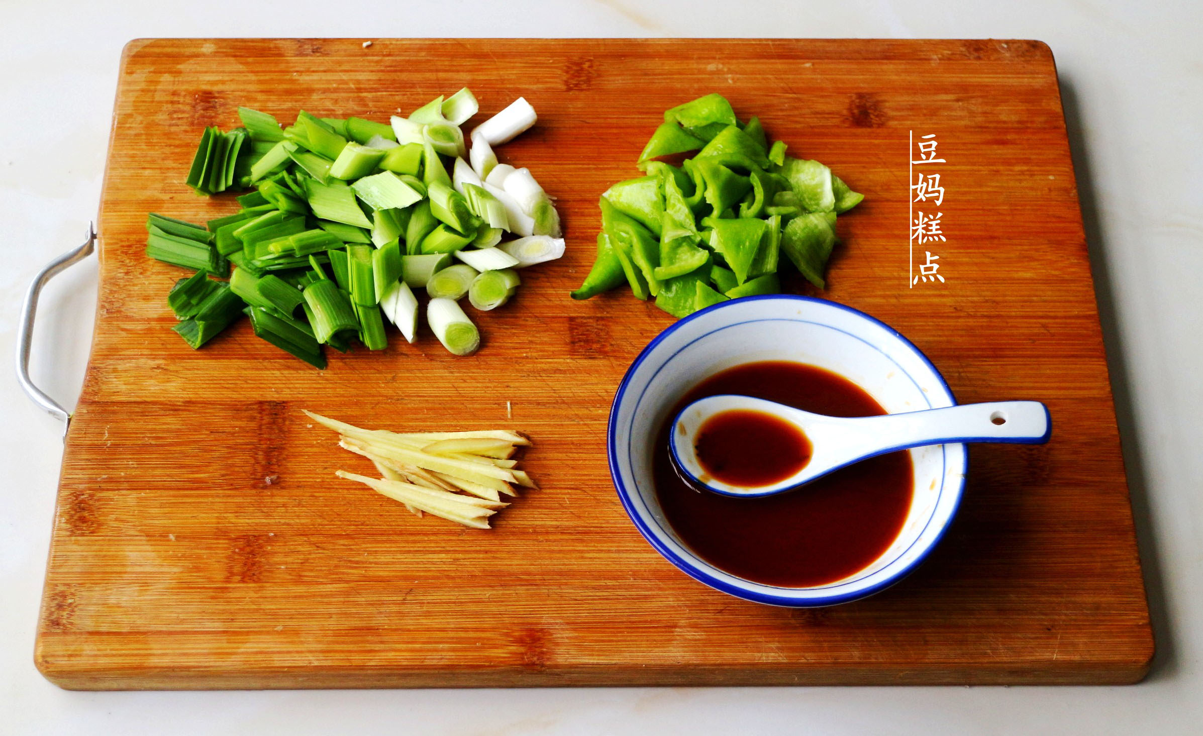 青椒素炒豆腐泡，简单几步，入味足还很下饭