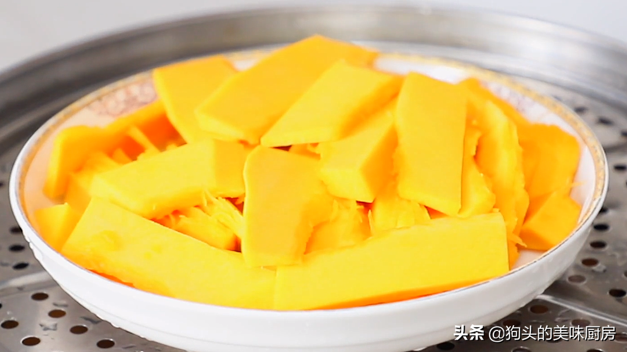 一块南瓜2个鸡蛋，不同烤箱不用蒸，教你做出金黄又蓬松的面包