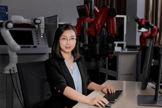 郑州大学“美女院长”，28岁任职副教授，网友：美貌与智慧并存