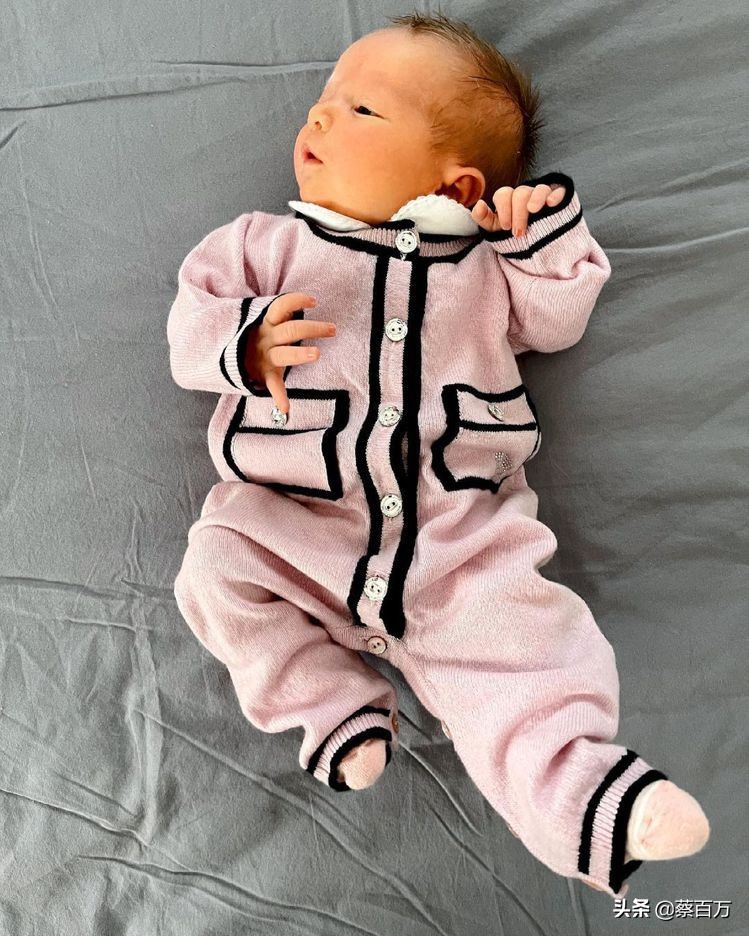 宇博也偷设计，香奈儿粉红睡袍变童装，亲生女儿出生一周就要带货