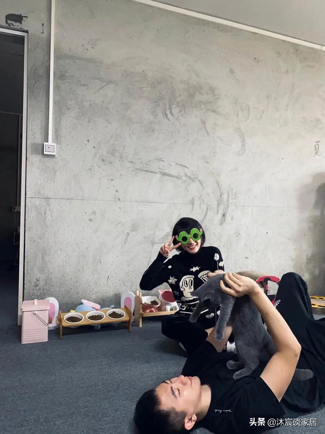 住毛坯房是一种时尚？看完这对夫妻的家，原来不装修也是一种幸福