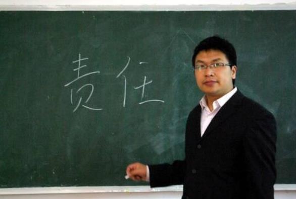 复旦哲学教授行为引争议，网友质疑“德不配位”，学生却习以为常