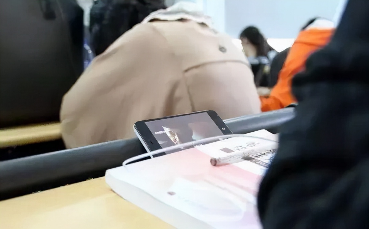 人民日报发文痛批，大学生现状被揭露，沉睡的大学生快醒醒吧