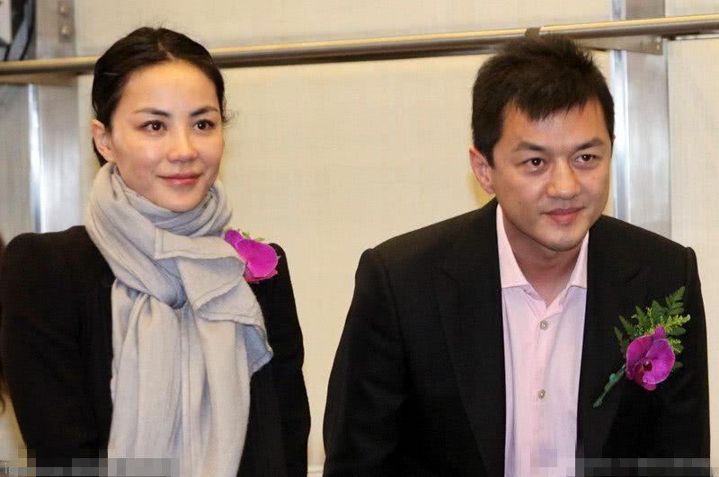 李亚鹏与新女友，穿情侣鞋同框28天后，前女友与老公官宣离婚