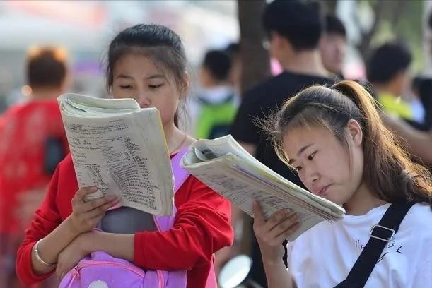 大学生“花式逃课”火了，网购“模特”替自己上课，吓坏老师