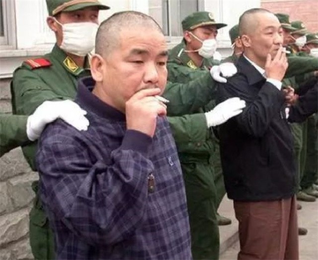 许昌黑老大梁胜利，作恶多端引起众怒，落网后近10万群众欢呼