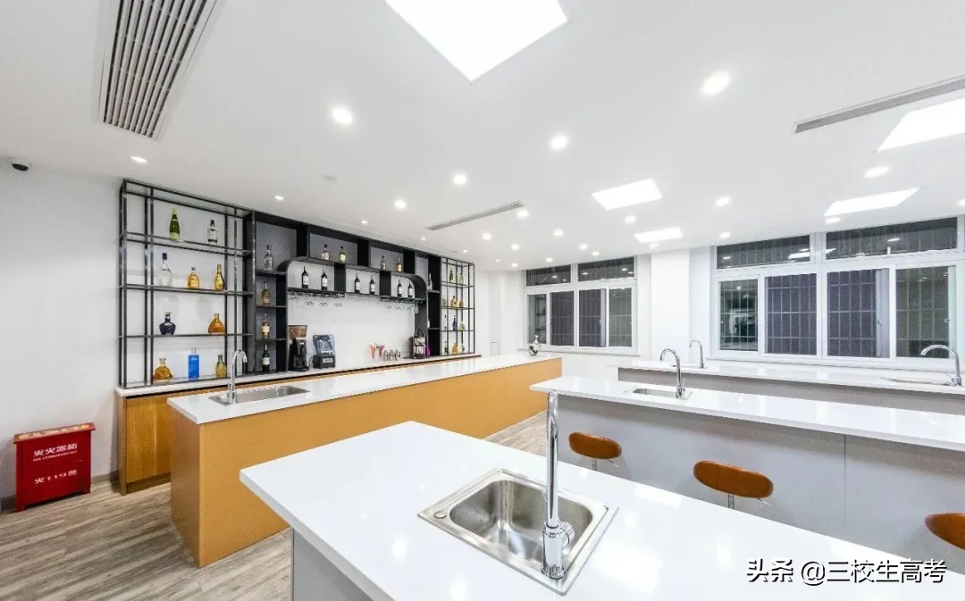 用外语特长连接世界——上海市商业学校中职酒店专业的许殷龙