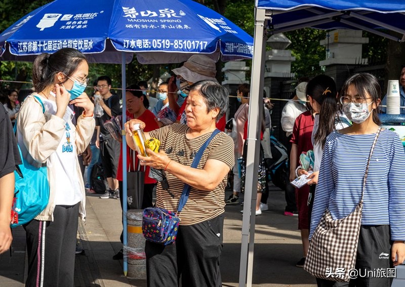 旗开得胜图片(直击2021高考季 | 家长穿旗袍送考，寓意旗开得胜)