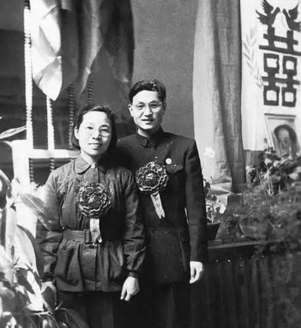 80年代婚纱照保守，90年代浓浓“影楼风”，你最钟意哪款婚纱照？