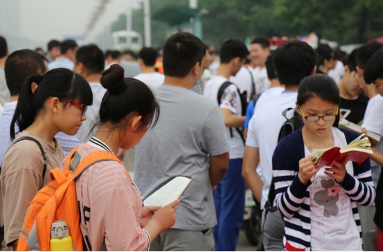 大学刚开学要带电脑去学校？听听学长的建议，不知道的很“吃亏”