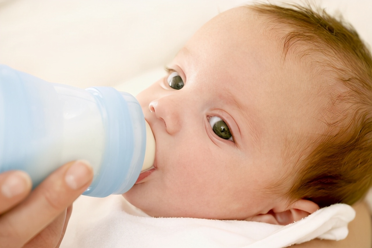 宝宝为什么喝奶容易被呛到？可能和这几个原因有关，家长需谨慎
