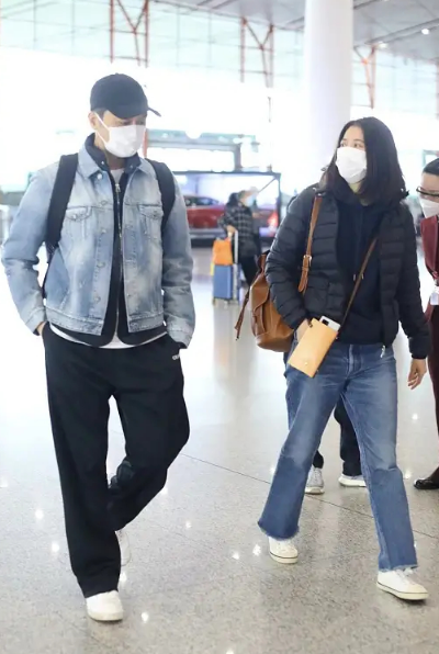 袁咏仪穿羽绒服与张智霖现身机场，大仙冷得穿两件外套，对望好甜