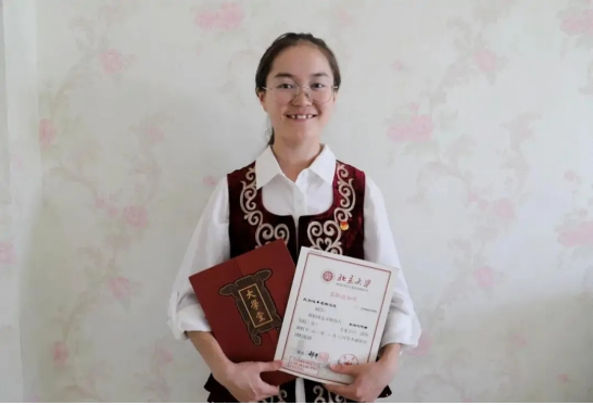 新疆女孩656考上北大，加分政策没问题，但却因母校问题引发热议