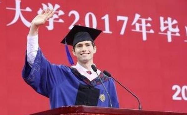 清华自降门槛招外籍生，国内学子表示不满，对此教育部做出了回应