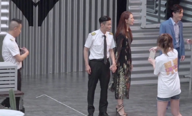 应采儿探班陈小春，俩人当众热吻，山鸡哥看老婆全程宠溺笑甜蜜蜜