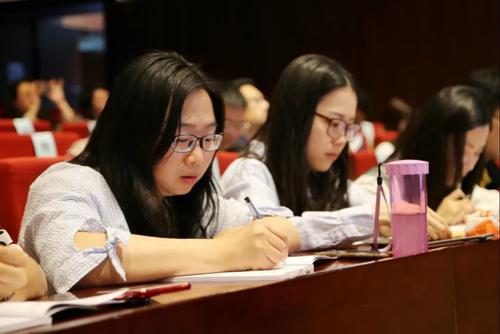 毕业后留校当辅导员，除了专业成绩之外，还需要哪些“特质”要求