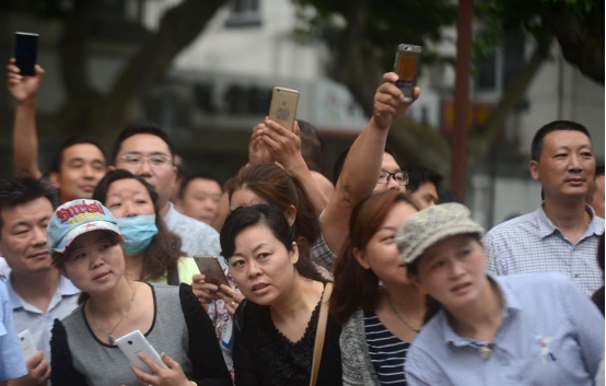 毛坦厂“陪读妈妈”，放弃年薪20万的事业，专心给孩子“送外卖”