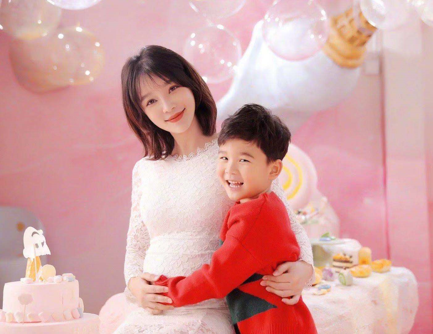 宝宝正脸萌样足,嫁大12岁名导被宠成公主