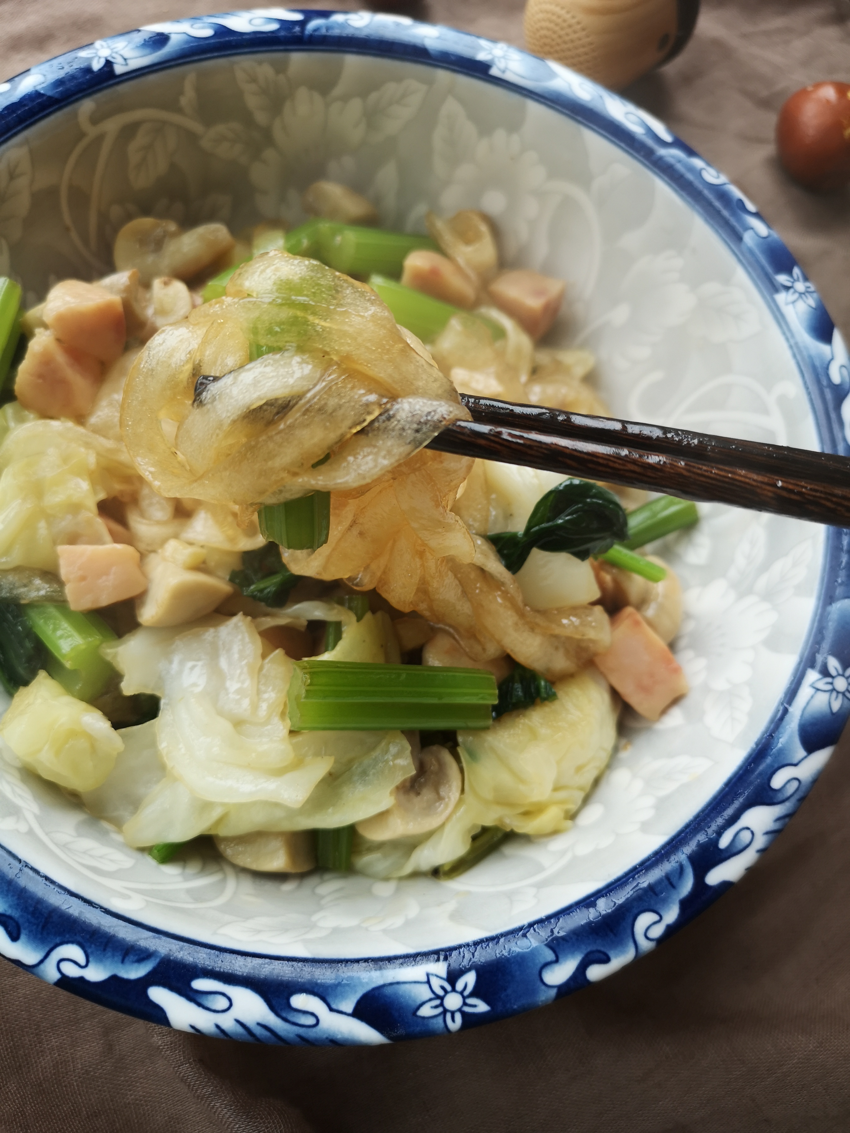 做了三道菜，娃说：“表扬你今天做的饭”，我心里乐开了花