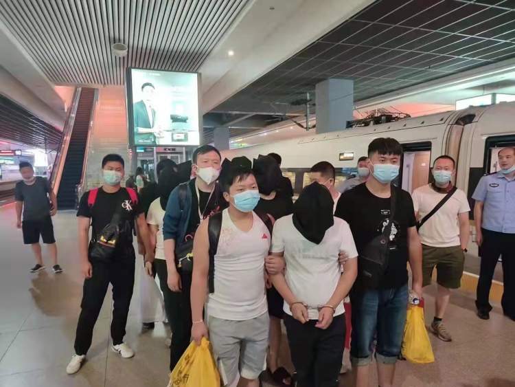 网上买到的低价阿玛尼手表，原来都在这里“手工”制作