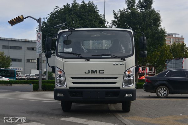 坐上去像开轿车？国六江铃凯运轻卡实力抢镜，升级的不止是内饰