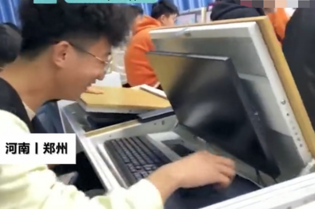 学校换上新课桌，学生的世界观被颠覆，黑科技的诞生出现了