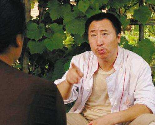 50岁时因月仙的交通事故去世，在《乡下的爱》中有6位演员因病或意外去世。