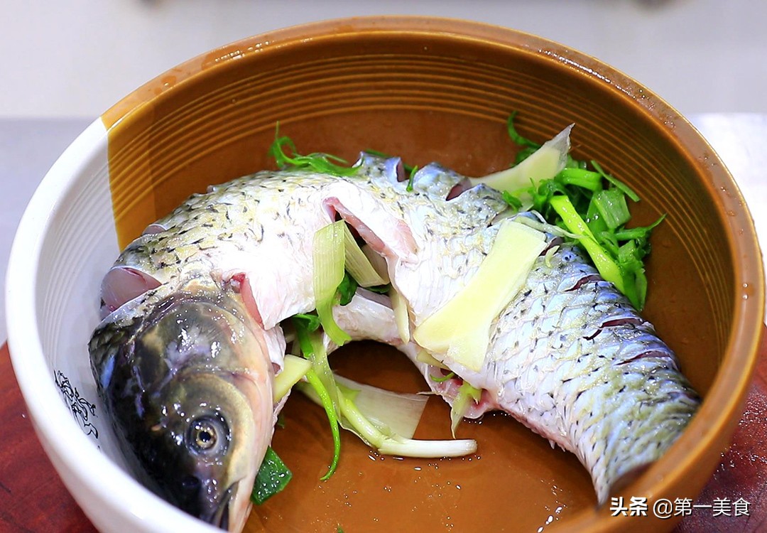 图片[3]-【跳水鱼】做法步骤图 厨师长教你饭店“跳水鱼”做法 香辣入-起舞食谱网