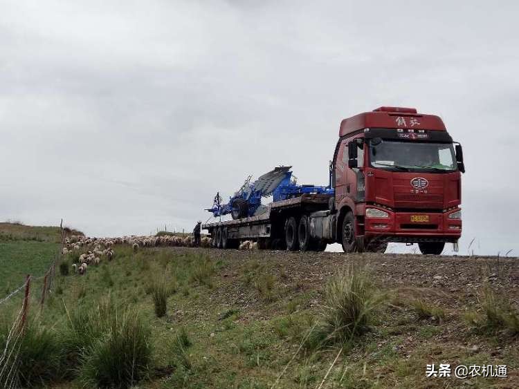 龍豐開拓者1LYFT-750半懸液壓翻轉(zhuǎn)調(diào)幅犁交付青海貴南草業(yè)公司
