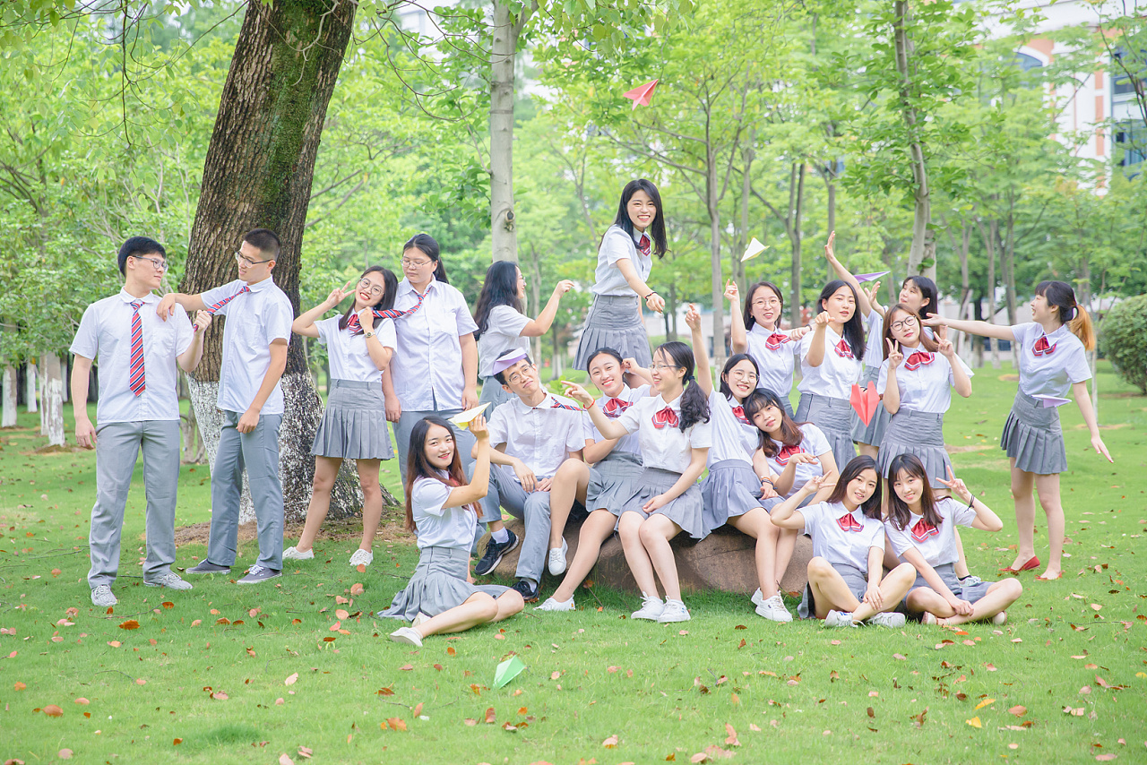 女大学生穿JK拍摄毕业照，被喷“有伤风化”，学生回怼有病就治