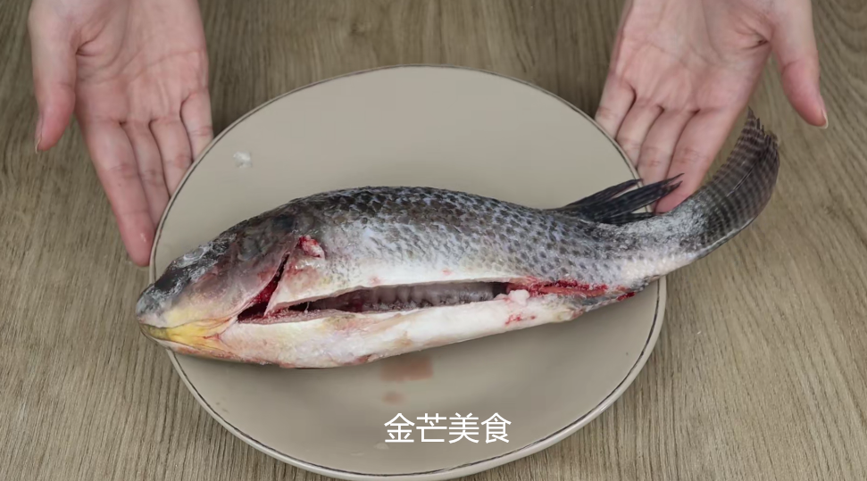 解冻鱼不能直接用水泡，海产老板教我一招，解冻后和新鲜买的一样