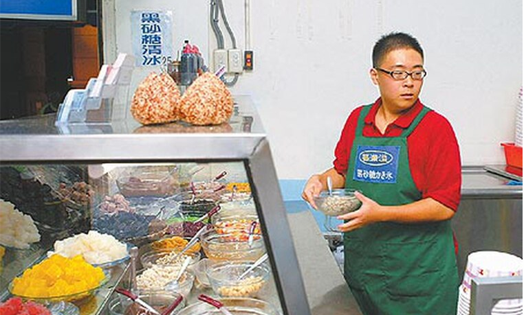 27年前成最富童星，却因母亲“败家”负债累累，他如今怎样了？