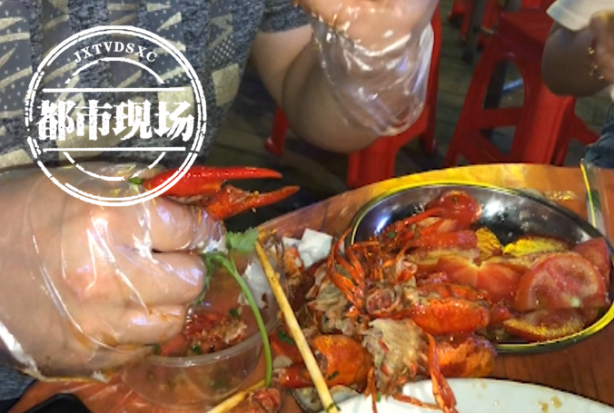 小伙狂吃小龙虾和啤酒喝啤酒吃小龙虾