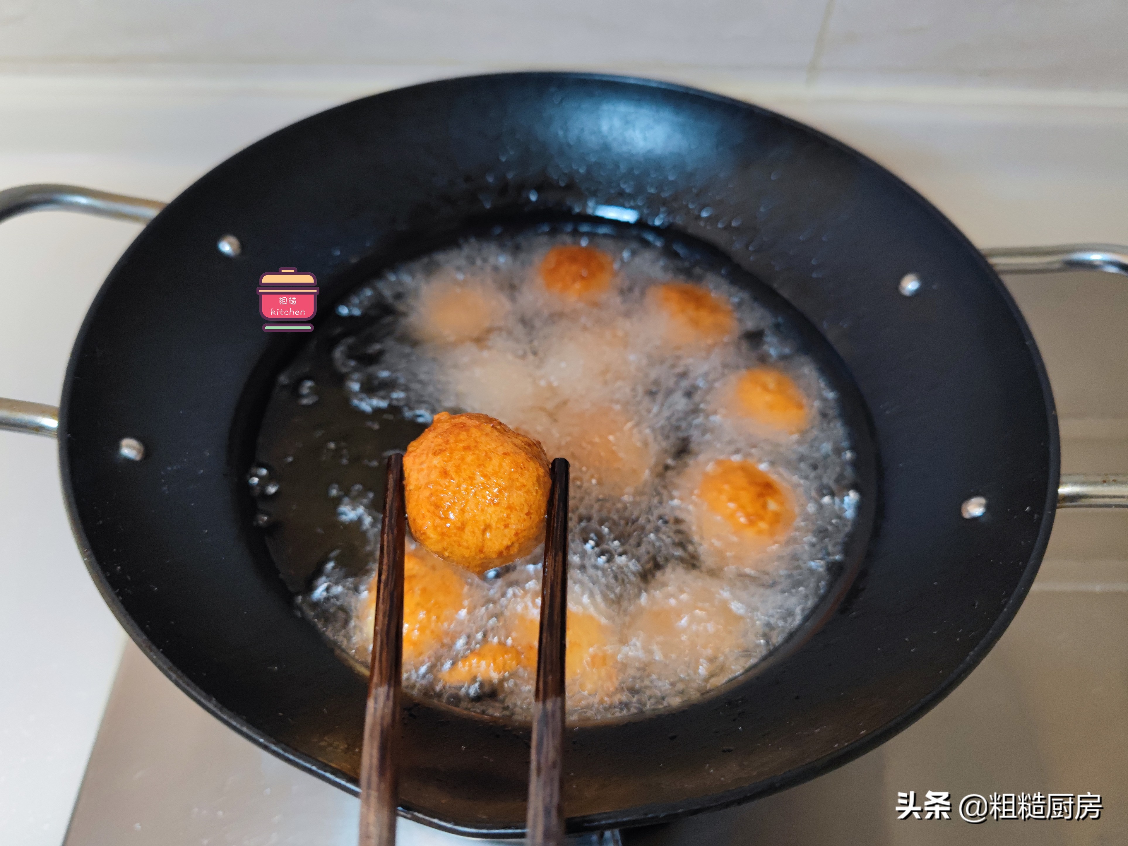 自制炸肉丸，外酥里嫩，肉香十足，能涮火锅能炖菜，孩子超爱吃