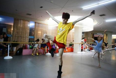 男版杨丽萍，为舞蹈终生未娶，如今生活不能自理，靠学生家长照顾